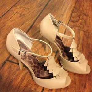 SOLD Size 7 Gianni Bini tan heels