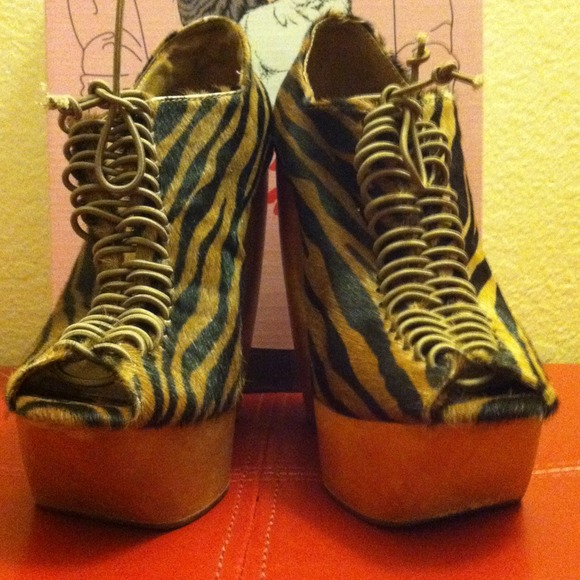 ⭐REDUCED⭐ Rockin Tiger Print Platform Wedge