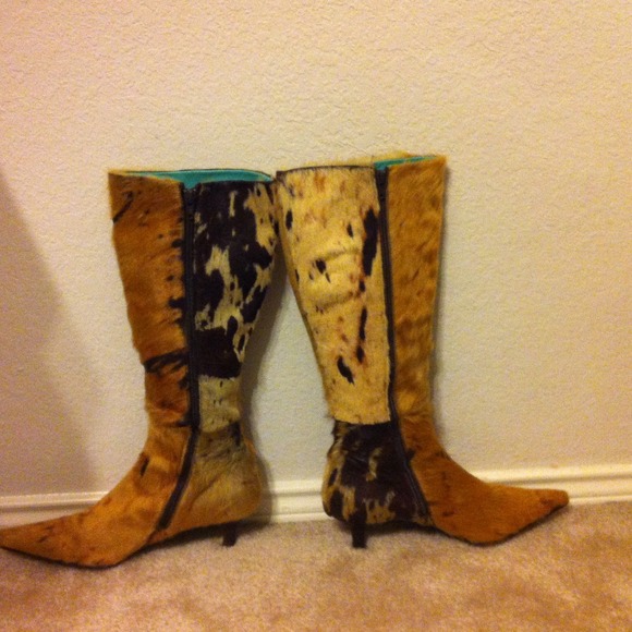 💥SOLD💥Pied A Terre cow skin boots - Picture 2 of 4