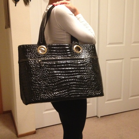 Black shoulder computer/book bag.