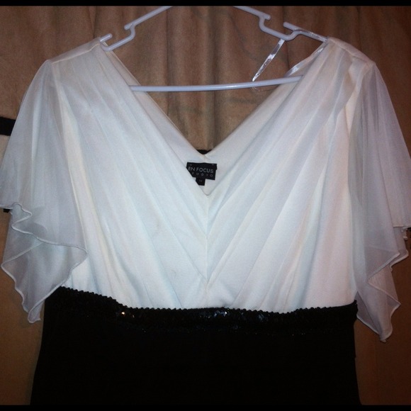 ⬇Reduced⬇ Fancy black & white flutter sleeve dress - Picture 1 of 2
