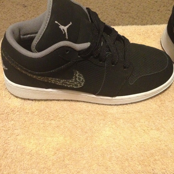 ***Sold***Nike black leopard print swoosh - Picture 2 of 4