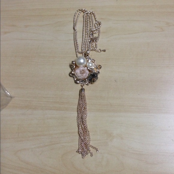 Metal golden rose necklace with pearl