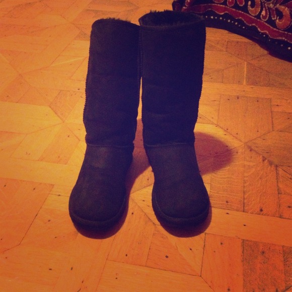 Reserved for @mariammayoral Black Uggs 7!