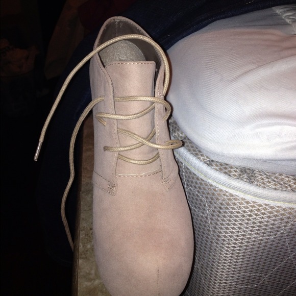 Neutral booties - Picture 3 of 3