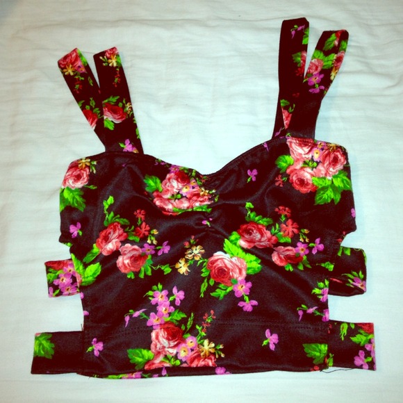 🚫SOLD🚫Cute Floral Cutout Top