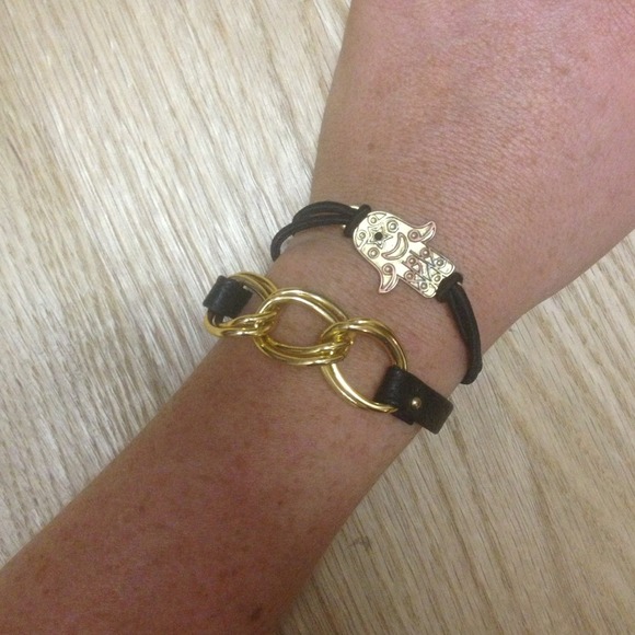 👍💗never worn black bracelet with gold loops