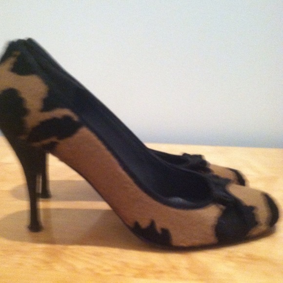Stuart Weitzman animal print pony hair pumps. - Picture 4 of 4