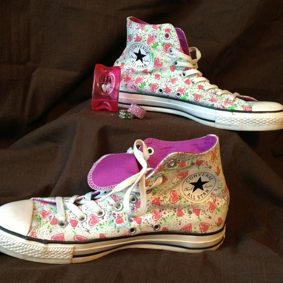 Converse Allstar Hi-top hearts and paint splatter.