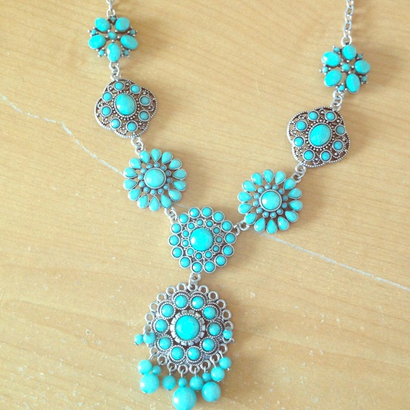 Sold! Forever 21 turquoise flower necklace