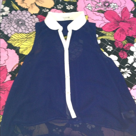 🎉SOLD🎉Blue collared top :)