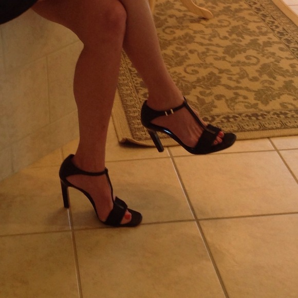 SALE❗️ Gorgeous GUCCI heels AUTH. HOSTPICK - Picture 4 of 4