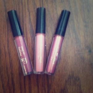 Elf plumping lip gloss <3 👄😘