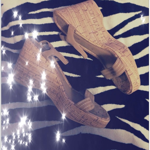 👠🎉Tan wedges 🎉👠💋💋goes with ANYTHING - Picture 2 of 4