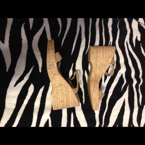 👠🎉Tan wedges 🎉👠💋💋goes with ANYTHING - Picture 3 of 4