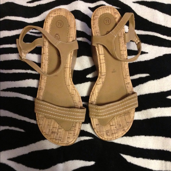 👠🎉Tan wedges 🎉👠💋💋goes with ANYTHING - Picture 4 of 4
