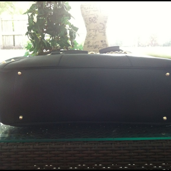 No Longer Availavle:  GUCCI SHOULDER BAG Like New - Picture 3 of 4