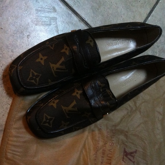Louis Vuitton like new shoes sz 11
