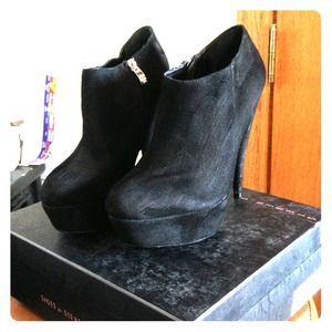 Ebonies black suede