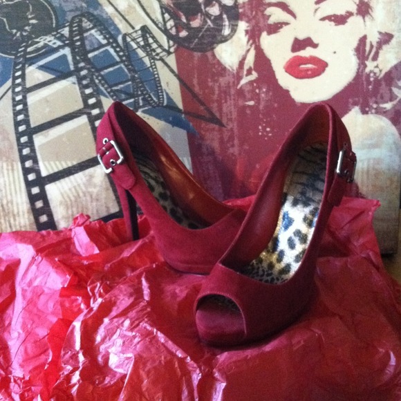 Guess red suede heels 👠