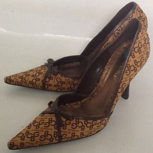 BCBG Logo pumps tan and brown