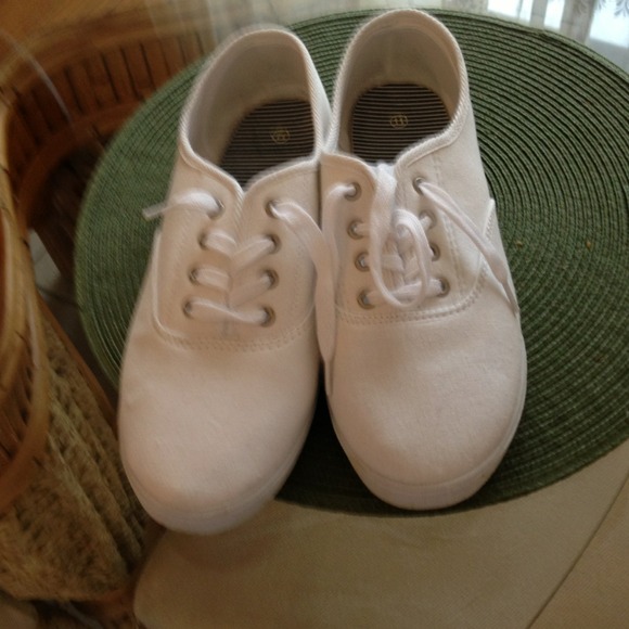 White canvas tennis shoes