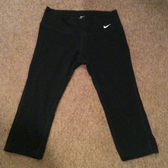 🚨SOLD🚨Nike Capri Dri-Fit workout pants