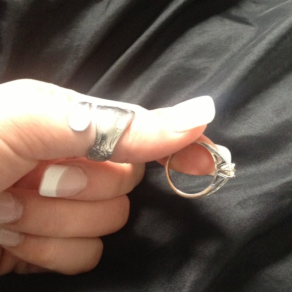 Engagement ring - Picture 2 of 4