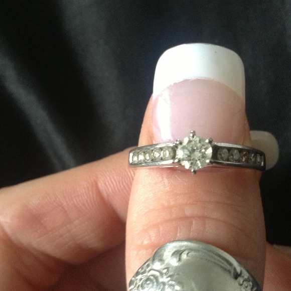 Engagement ring - Picture 3 of 4