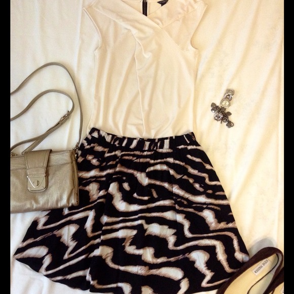 ***SOLD TO @squirrel** Guess Skirt XS