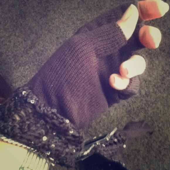 SOLD 🌟Simply Vera Wang fingerless gloves