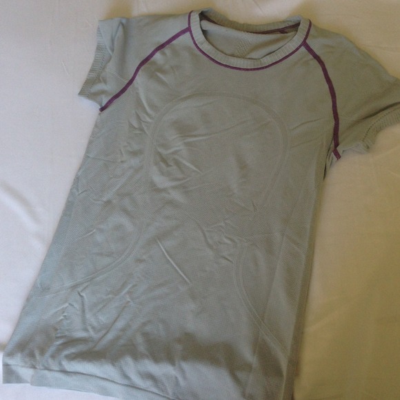 Fit lululemon tshirt.