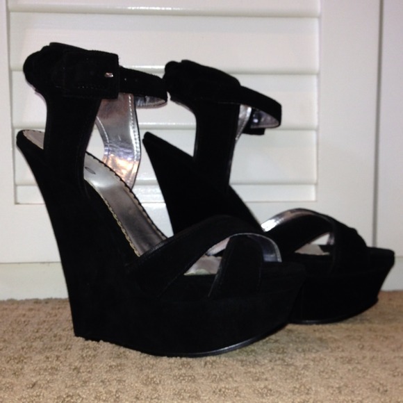 Bebe Amuse Platform Wedges Size 7.5