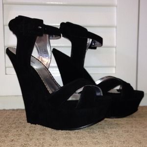 Bebe Amuse Platform Wedges Size 7.5