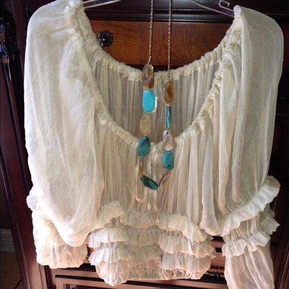 🎩Sleek Ruffled Blouse🎩 - Picture 2 of 3