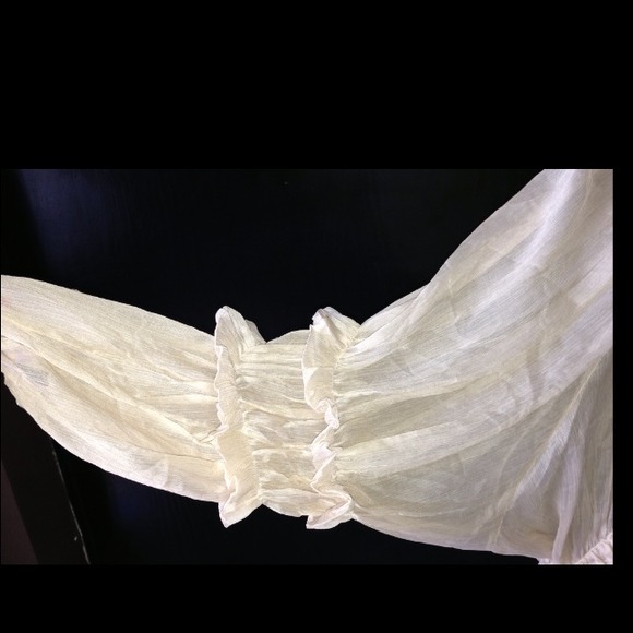 🎩Sleek Ruffled Blouse🎩 - Picture 3 of 3