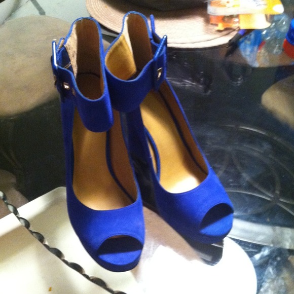 Nine West electric blue open toe suede shoes