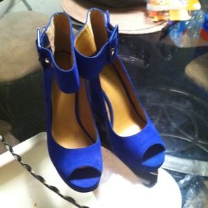 Nine West electric blue open toe suede shoes
