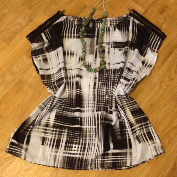 ⚡SOLD⚡Black + White Top