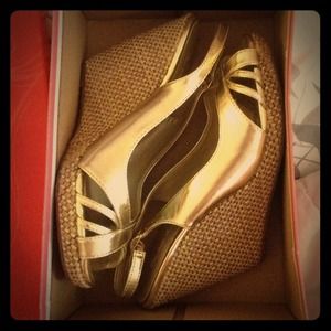 NWT Gold wedges with wicker bottom