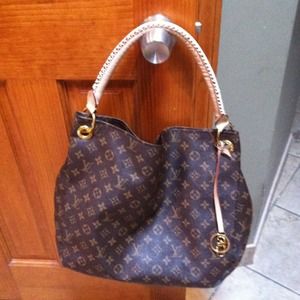 Louis Vuitton big purse. ( reduced ) to sell
