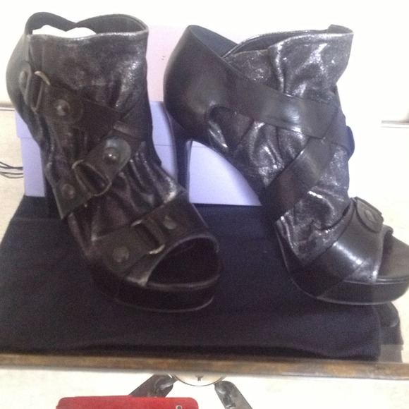 Vera Wang peep toe Bootie