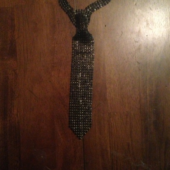 TIE NECKLACE