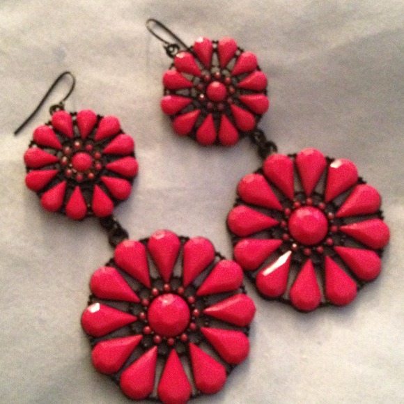 Beautiful hot pink flower earrings - Picture 2 of 3