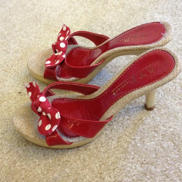 Cute red polka dot heels - Picture 2 of 3