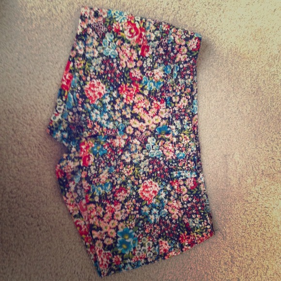 Floral shorts size 5 - Picture 1 of 4