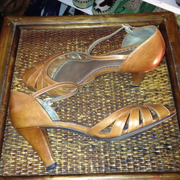 ✅SOLD✅Naturalizer Cognac Leather Ankle-Strap Shoes - Picture 3 of 4