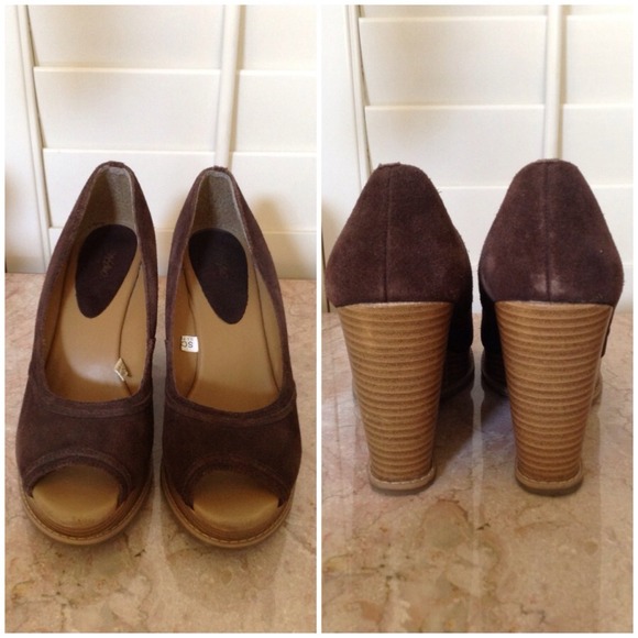 ❌SOLD❌ faux wood peep toe wedges - Picture 2 of 4