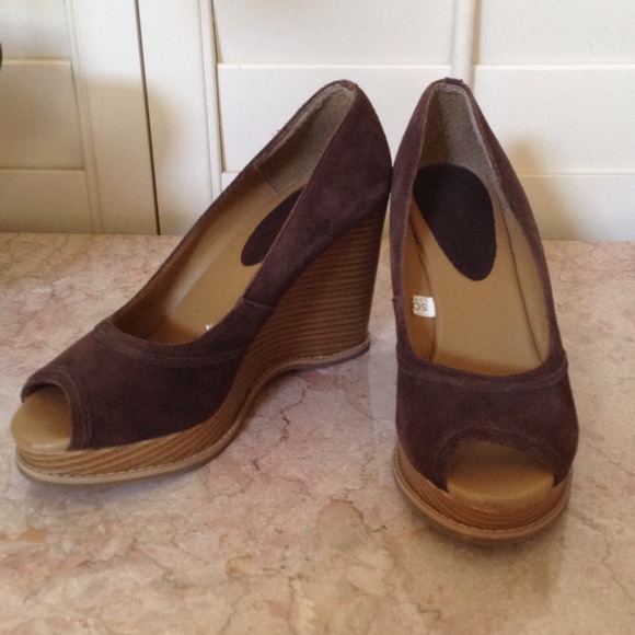 ❌SOLD❌ faux wood peep toe wedges - Picture 3 of 4