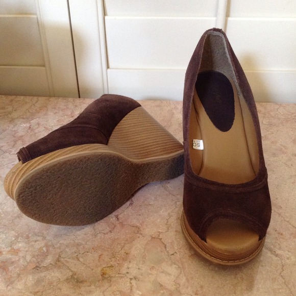 ❌SOLD❌ faux wood peep toe wedges - Picture 4 of 4